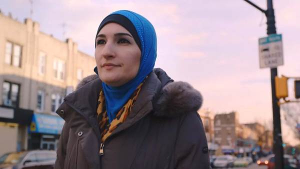 Linda Sarsour walking outside.